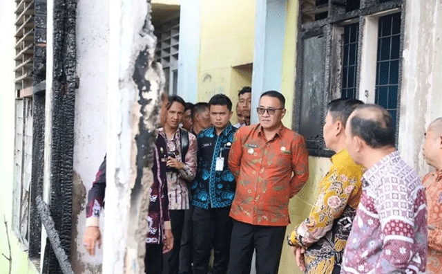 Wako Alfin meninjau kebakaran di SMPN 2 Sungai Penuh