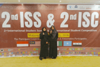 Dua siswi SMA Negeri 1 Padang Panjang yang meraih medali perunggu di Malaysia.