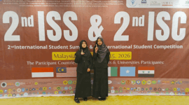 Dua siswi SMA Negeri 1 Padang Panjang yang meraih medali perunggu di Malaysia.