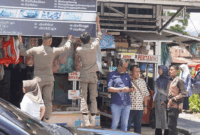 Penertiban spanduk, booth dan merek dagang yang melanggar aturan di Kota Padang Panjang.