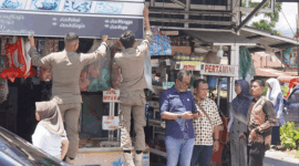 Penertiban spanduk, booth dan merek dagang yang melanggar aturan di Kota Padang Panjang.
