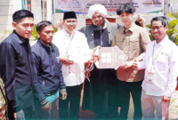 Setelah diresmikan 6 dari 10 unit rumah hunian tetap sumbangan You Tuber Willie Salim diserahkan kepada Walikota Padang Panjang untuk ditempati warga korban banjir bandang.