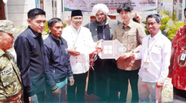 Setelah diresmikan 6 dari 10 unit rumah hunian tetap sumbangan You Tuber Willie Salim diserahkan kepada Walikota Padang Panjang untuk ditempati warga korban banjir bandang.