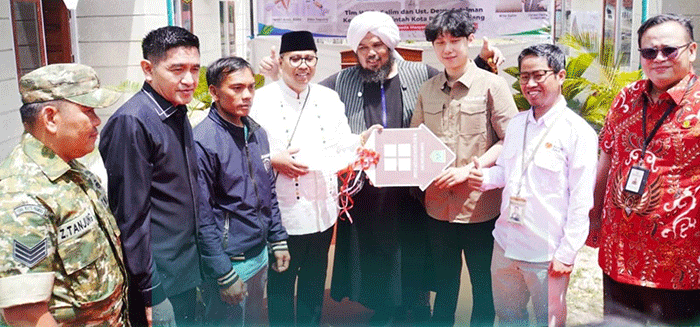 Setelah diresmikan 6 dari 10 unit rumah hunian tetap sumbangan You Tuber Willie Salim diserahkan kepada Walikota Padang Panjang untuk ditempati warga korban banjir bandang.