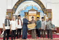 Ketua DPRD Padang Panjang, Imbral menyerahkan bantuan Rp30 juta kepada pengurus Masjid Al-Ikhlas Tanah Hitam.