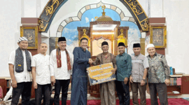 Ketua DPRD Padang Panjang, Imbral menyerahkan bantuan Rp30 juta kepada pengurus Masjid Al-Ikhlas Tanah Hitam.
