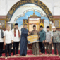 Ketua DPRD Padang Panjang, Imbral menyerahkan bantuan Rp30 juta kepada pengurus Masjid Al-Ikhlas Tanah Hitam.