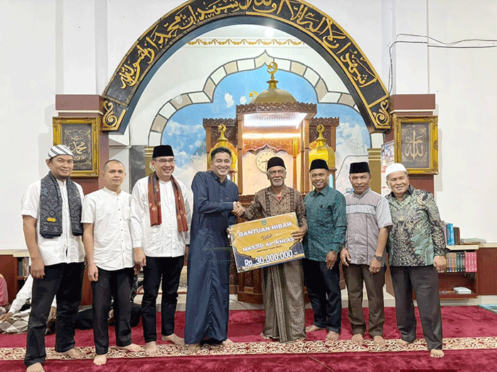 Ketua DPRD Padang Panjang, Imbral menyerahkan bantuan Rp30 juta kepada pengurus Masjid Al-Ikhlas Tanah Hitam.