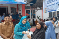 Ketua TP PKK Sri Kartini meninjau pasar murah di Sungai Penuh untuk memastikan harga kebutuhan pokok .( foto Humas)