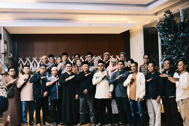 Pimpinan PT Trend Gen Harizon, Gentar Ali Putra, bersama jajaran manajemen dan mitra media dalam suasana penuh kebersamaan saat bukber HUT ke-1.