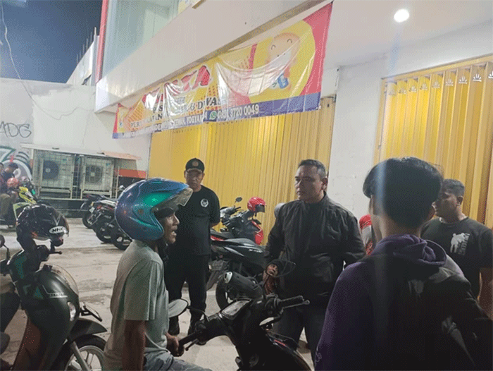 Lokasi penusukan tukang parkir di area parkiran salah satu toko perlengkapan bayi di Jalan Godean, Kalurahan Bayuraden, Kapanewon Gamping, Kabupaten Sleman. Foto: Dok Polresta Sleman