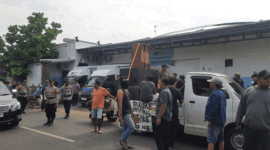 Sejumlah warga yang tergabung dalam Aliansi Warga Tlogowungu Bersatu melakukan aksi damai di depan SPPG Tlogowungu 1 dengan membawa sound sistem, Jumat siang (27/2/2026).(KOMPAS.com/ Kafi)