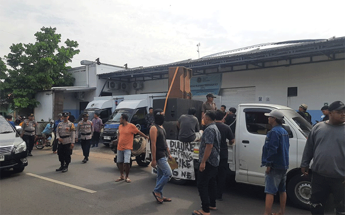 Sejumlah warga yang tergabung dalam Aliansi Warga Tlogowungu Bersatu melakukan aksi damai di depan SPPG Tlogowungu 1 dengan membawa sound sistem, Jumat siang (27/2/2026).(KOMPAS.com/ Kafi)