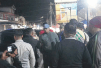 Sidak Walikota Hendri Arnis ke Pasar Pusat Padang Panjang pada Kamis (26/2) malam.