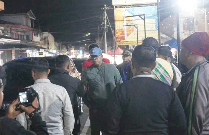 Sidak Walikota Hendri Arnis ke Pasar Pusat Padang Panjang pada Kamis (26/2) malam.