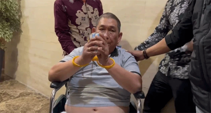 Erwin Iskandar alias Ko Erwin, pemasok narkoba ke AKBP Didik, saat digiring ke Bareskrim Polri. Foto: Dittipidnarkoba Bareskrim Polri