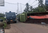 Kondisi truk fuso muatan batu bara yang terguling tepat di depan SPBU Tempino, Kecamatan Mestong, Muaro Jambi (Istimewa)