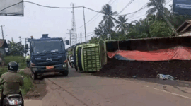 Kondisi truk fuso muatan batu bara yang terguling tepat di depan SPBU Tempino, Kecamatan Mestong, Muaro Jambi (Istimewa)