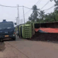 Kondisi truk fuso muatan batu bara yang terguling tepat di depan SPBU Tempino, Kecamatan Mestong, Muaro Jambi (Istimewa)