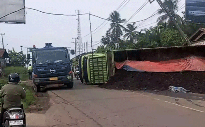 Kondisi truk fuso muatan batu bara yang terguling tepat di depan SPBU Tempino, Kecamatan Mestong, Muaro Jambi (Istimewa)