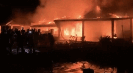 t
KEBAKARAN - Terjadi kebakaran di Desa Lambur Luar, Kecamatan Muara Sabak Timur, Kabupaten Tanjung Jabung Timur, Jambi, Senin (23/2/2026) sekitar pukul 20.24 WIB. 3 unit rumah ludes terbakar 