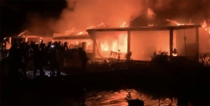 t
KEBAKARAN - Terjadi kebakaran di Desa Lambur Luar, Kecamatan Muara Sabak Timur, Kabupaten Tanjung Jabung Timur, Jambi, Senin (23/2/2026) sekitar pukul 20.24 WIB. 3 unit rumah ludes terbakar 