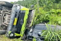 Truk muatan batu bara menimpa minibus Toyota Innova di Kabupaten Bungo (Istimewa)