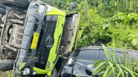 Truk muatan batu bara menimpa minibus Toyota Innova di Kabupaten Bungo (Istimewa)