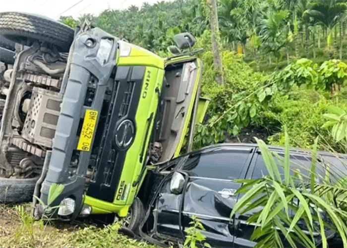 Truk muatan batu bara menimpa minibus Toyota Innova di Kabupaten Bungo (Istimewa)
