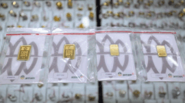 Pedagang mengambil emas batangan PT Antam di toko emas di kawasan Cikini, Jakarta, Rabu (23/4). Foto: Jamal Ramadhan/kumparan