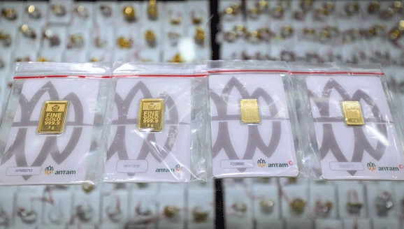 Pedagang mengambil emas batangan PT Antam di toko emas di kawasan Cikini, Jakarta, Rabu (23/4). Foto: Jamal Ramadhan/kumparan
