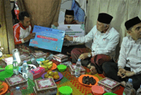 Gubernur Sumbar  Mahyeldi Ansharullah dan rombongan ketika sahur bersama sambil menyerahkan dana bedah di Jorong Bumbuang, Nagari asitujuah Batua, Kabupaten Limapuluh Kota.