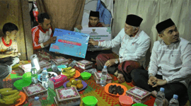 Gubernur Sumbar  Mahyeldi Ansharullah dan rombongan ketika sahur bersama sambil menyerahkan dana bedah di Jorong Bumbuang, Nagari asitujuah Batua, Kabupaten Limapuluh Kota.