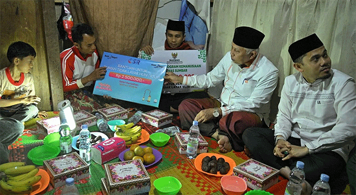 Gubernur Sumbar  Mahyeldi Ansharullah dan rombongan ketika sahur bersama sambil menyerahkan dana bedah di Jorong Bumbuang, Nagari asitujuah Batua, Kabupaten Limapuluh Kota.