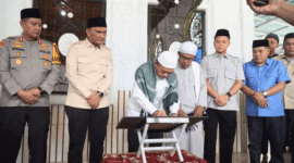 penandatanganan prasasti oleh Al Haris di Masjid Jami’ Al Muhajirin, Pasar Gerabak, Desa Pekan Gedang, Kecamatan Batang Asai, Kabupaten Sarolangun, Jumat (27/02/2026).