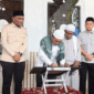 penandatanganan prasasti oleh Al Haris di Masjid Jami’ Al Muhajirin, Pasar Gerabak, Desa Pekan Gedang, Kecamatan Batang Asai, Kabupaten Sarolangun, Jumat (27/02/2026).
