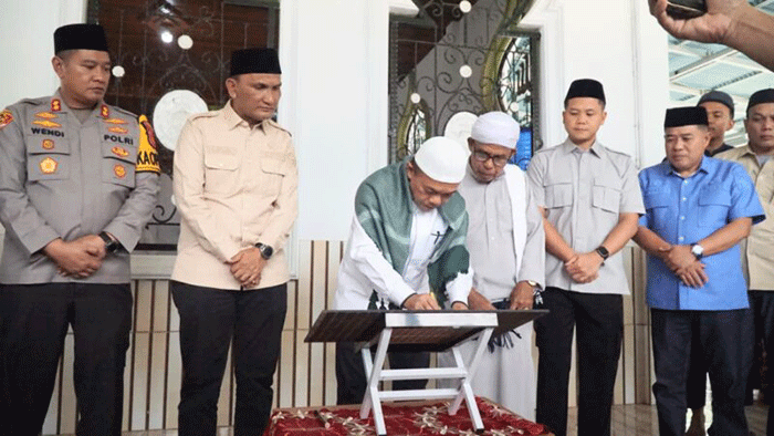 penandatanganan prasasti oleh Al Haris di Masjid Jami’ Al Muhajirin, Pasar Gerabak, Desa Pekan Gedang, Kecamatan Batang Asai, Kabupaten Sarolangun, Jumat (27/02/2026).