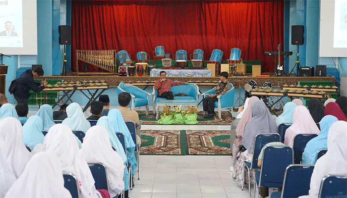 Khairul Jasmi dan JS Khairen (ayah dan anak) ketika tampil di Ngaji Literasi di Perguruan Diniyyah Puteri Padang Panjang.