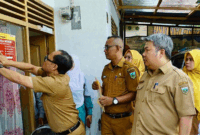 Penempelan stiker keluarga miskin di Kota Padang Panjang