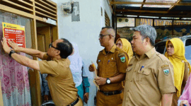 Penempelan stiker keluarga miskin di Kota Padang Panjang