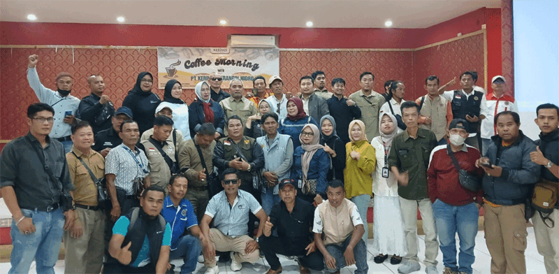 Insan Pers, LSM foto bersama Aslori Humas PLTA Kerinci Merangin Hidro