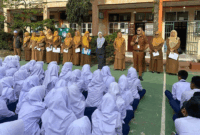 Tim Scereening kesehatan dan mental di hadapan pelajar SMP Negeri 5 Padang Panjang, Sumbar.