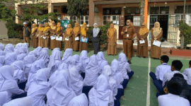 Tim Scereening kesehatan dan mental di hadapan pelajar SMP Negeri 5 Padang Panjang, Sumbar.