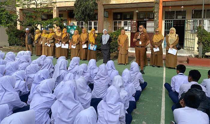 Tim Scereening kesehatan dan mental di hadapan pelajar SMP Negeri 5 Padang Panjang, Sumbar.