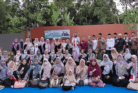 Ibu-ibu Salimah Kota Sungai Penuh dan para undangan bersama Syeikh Ali Issa di Talang Lindung, Selasa (24/2).