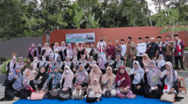 Ibu-ibu Salimah Kota Sungai Penuh dan para undangan bersama Syeikh Ali Issa di Talang Lindung, Selasa (24/2).