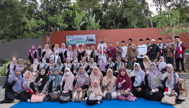 Ibu-ibu Salimah Kota Sungai Penuh dan para undangan bersama Syeikh Ali Issa di Talang Lindung, Selasa (24/2).