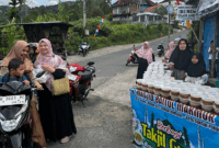 Ibu-ibu majelis taklim Almubaraqoh berbagi takjil