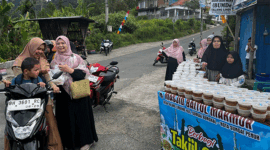 Ibu-ibu majelis taklim Almubaraqoh berbagi takjil