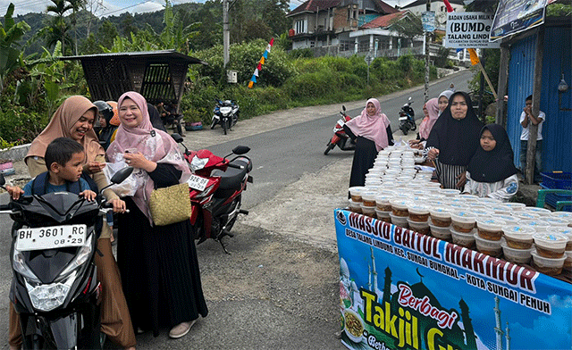 Ibu-ibu majelis taklim Almubaraqoh berbagi takjil